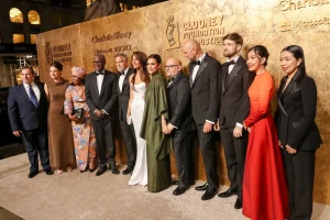 George Clooney et Amal Clooney avec les lauréats Mazen Darwish, le Dr Denis Mukwege, Yeganeh Rezaian, Jason Rezaian, Roman Avramenko et Sirikan Charoensiri.