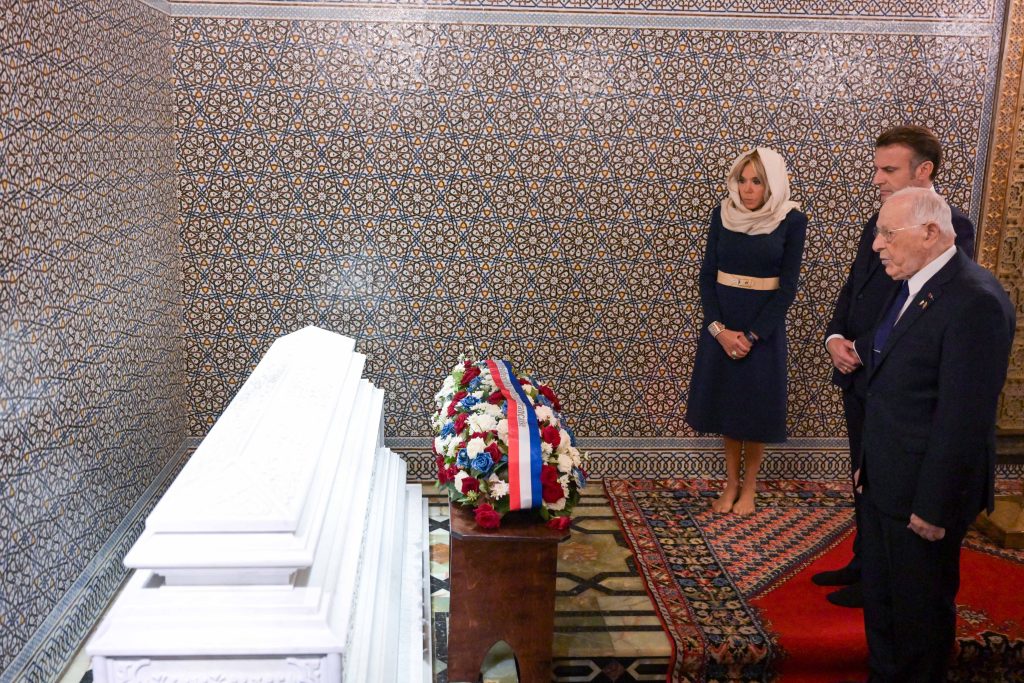 Emmanuel et Brigitte Macron au Mausolée Mohammed V à Rabat pour rendre hommage au père et grand-père du Roi Mohammed VI