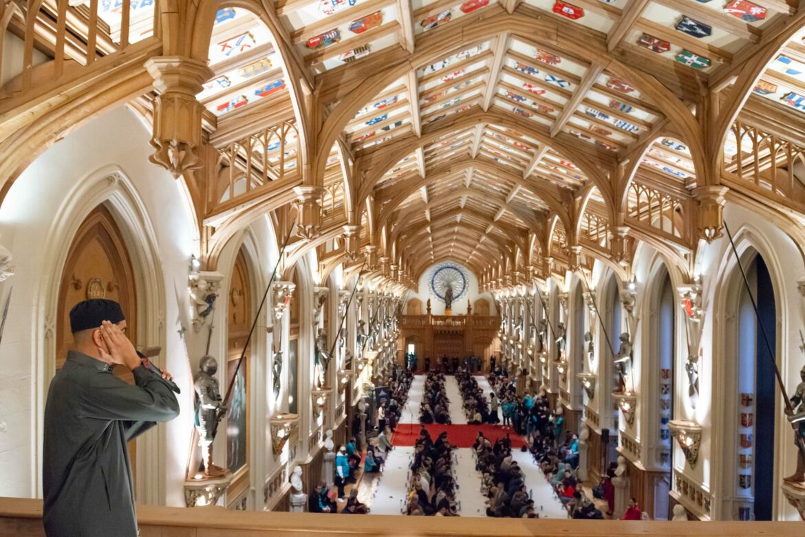 Dans l’éclat des chandeliers du St George’s Hall