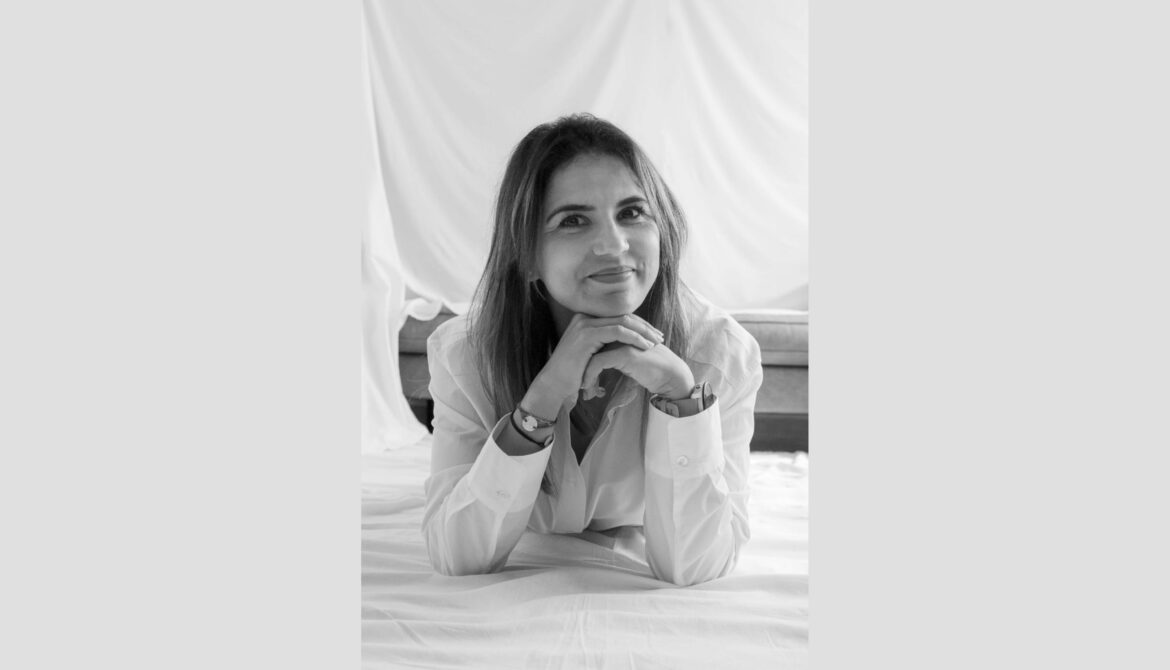 Amal Adyel pose en studio