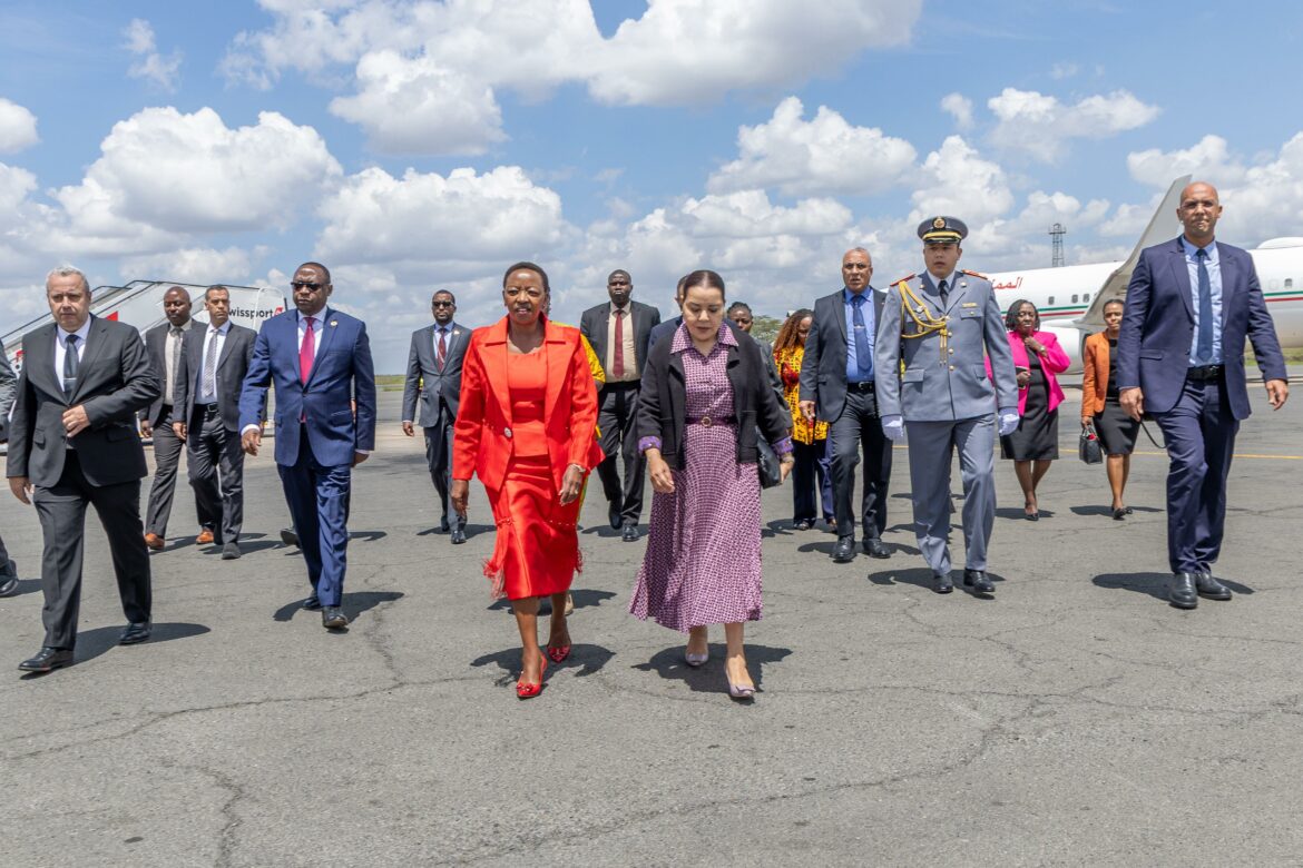 Lalla Asmaa élégante en robe mauve lilas vintage à Nairobi lors de sa rencontre avec la Première Dame du Kenya
